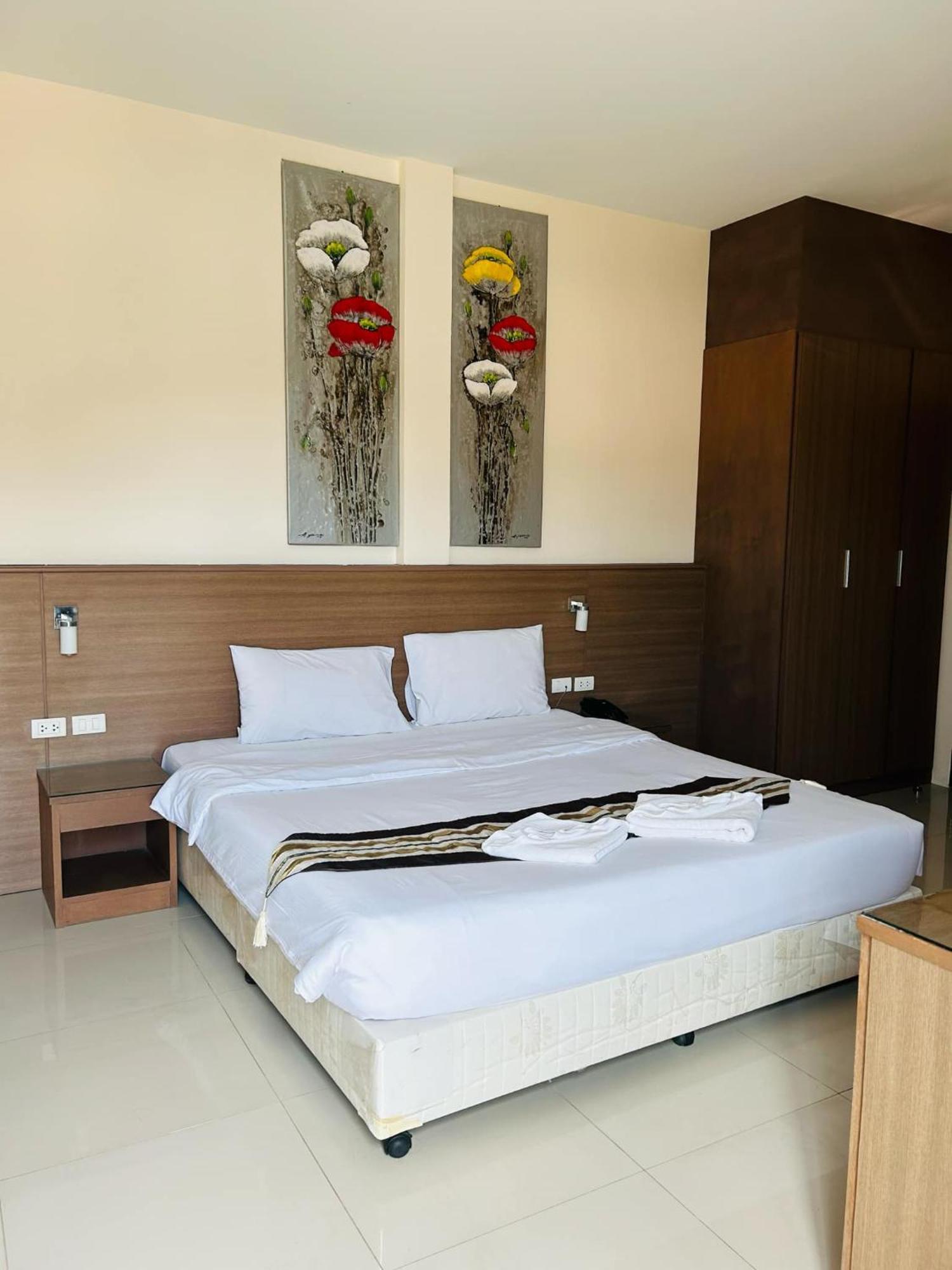 Royal Waves Hotel Patong Exterior foto