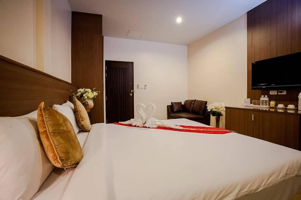 Royal Waves Hotel Patong Exterior foto